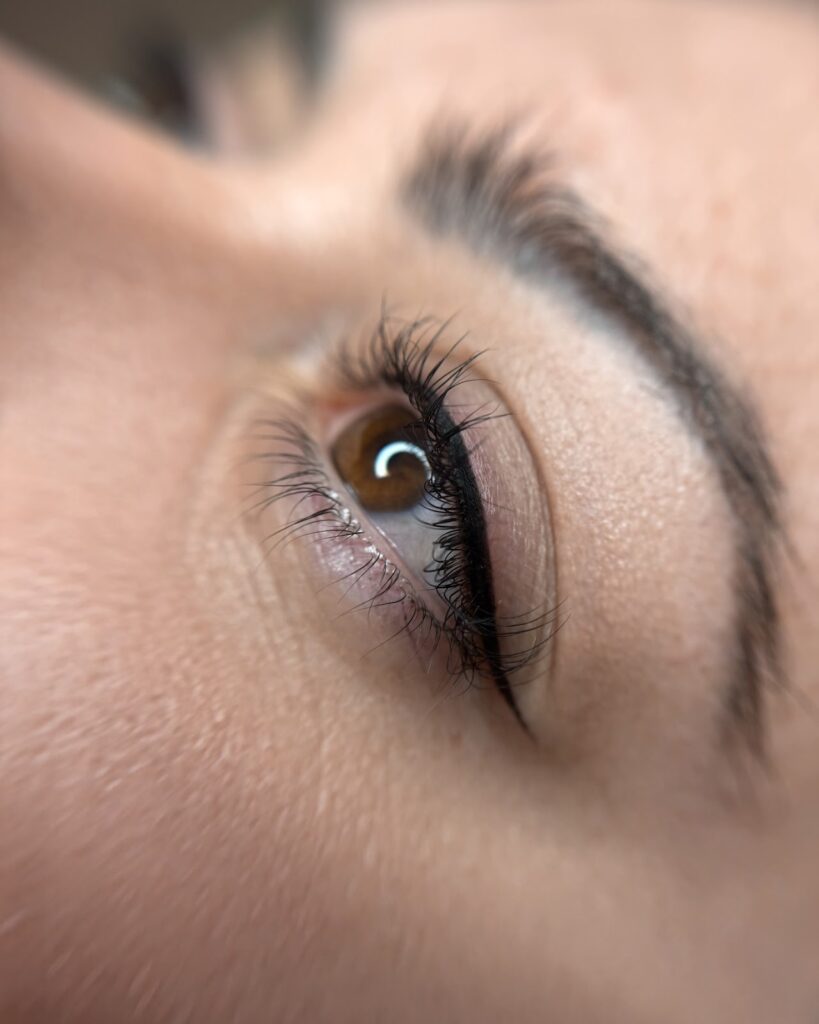 Client results demonstrating the effect of permanent eyeliner treatment